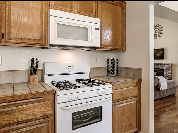 Kitchen w/ Appliances