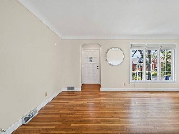 4th image of 9105 Morton Ave