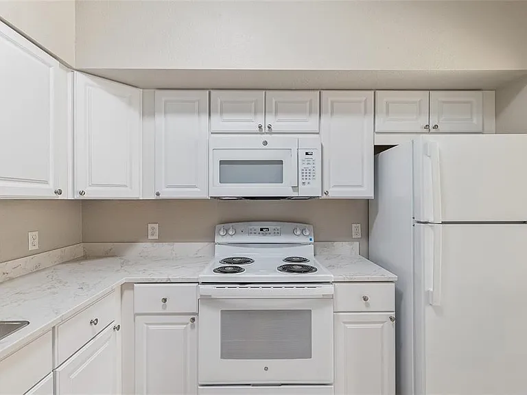 9177 SW 52nd Rd #102 — Photo 2