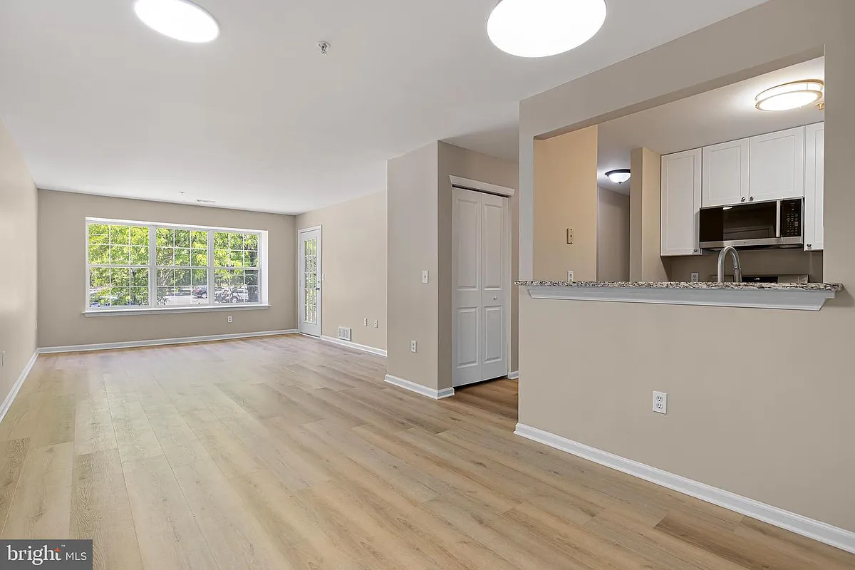 Building Photo - 1741 Braken Ave #137