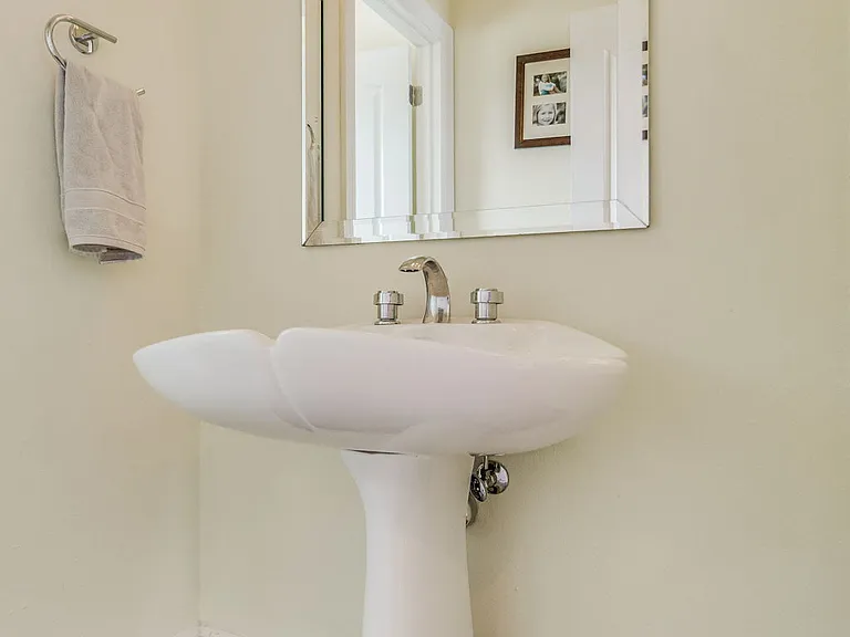 20 Baybridge Dr — Photo 36