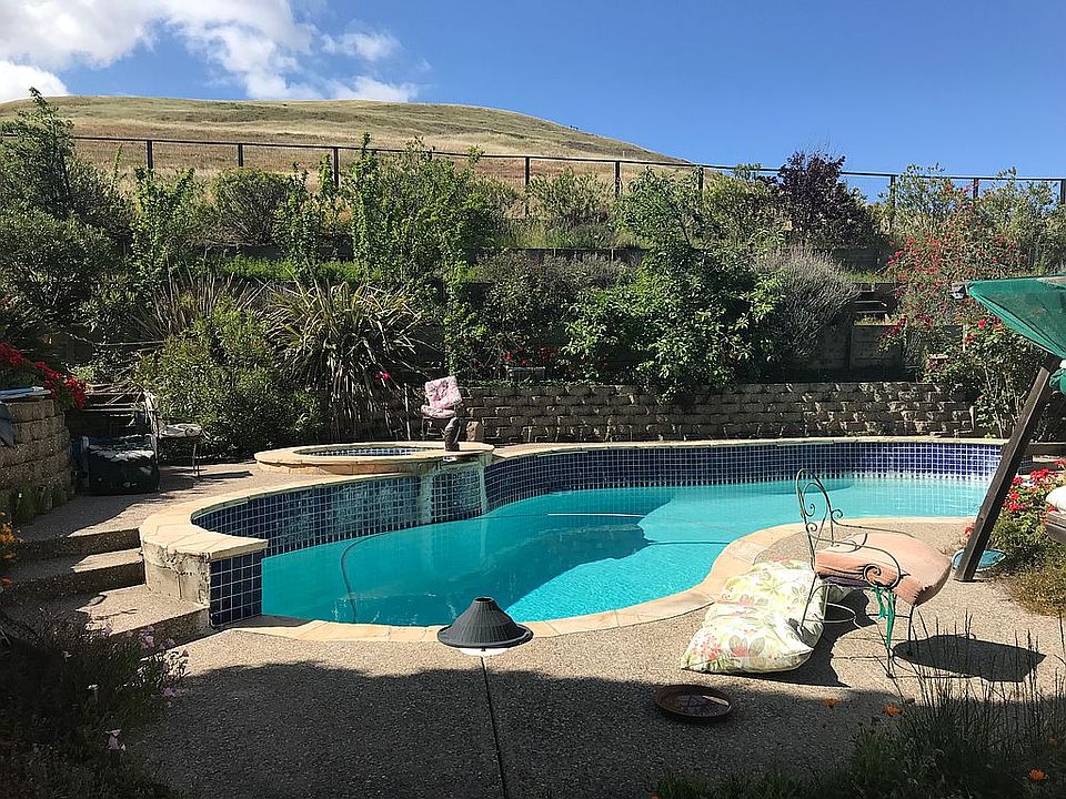 2nd image of 1027 Dawnview Ct