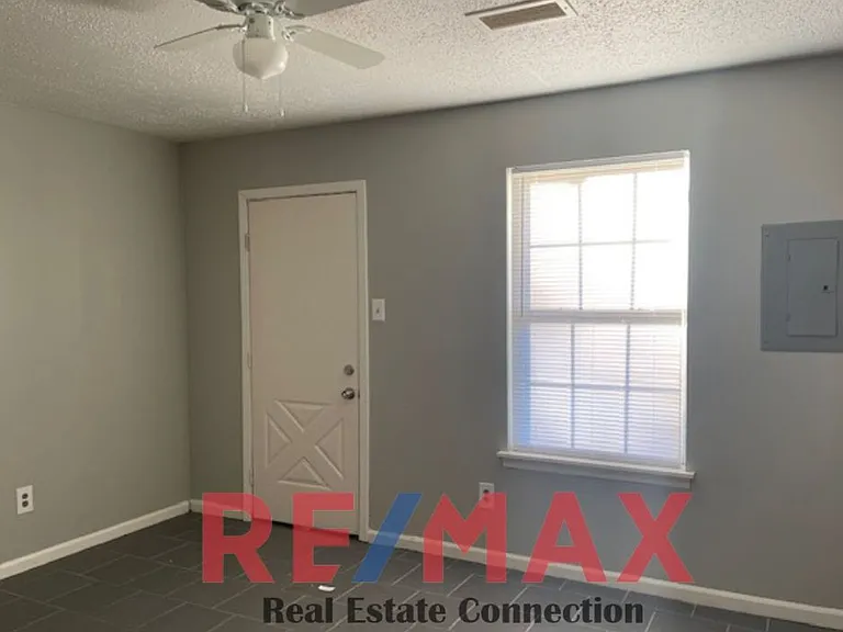 898 W Myrtle — Photo 2