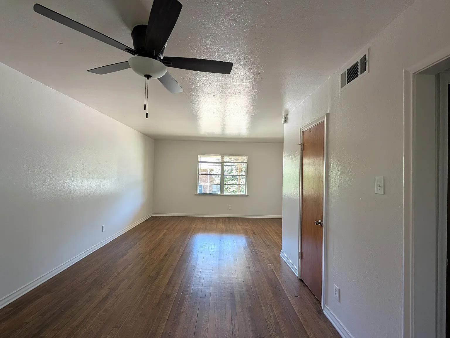 1 bed, 700 sqft, $1,195 — Photo 2