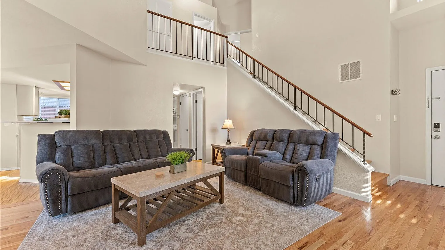 3 bed, 2.0 bath, 1367 sqft, $7,233 — Photo 4
