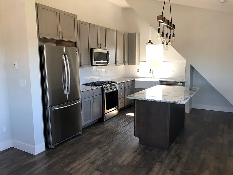 702 W 1st St #2 — Photo 2
