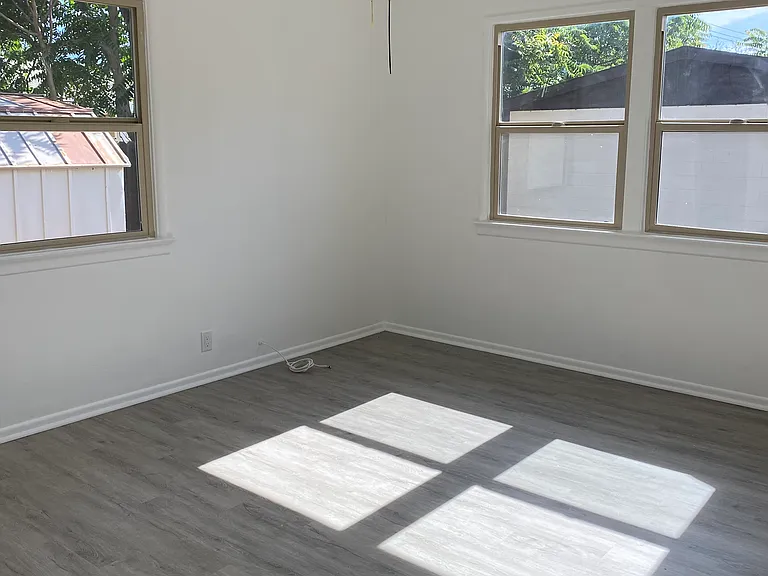 1440 E 6th St — Photo 15