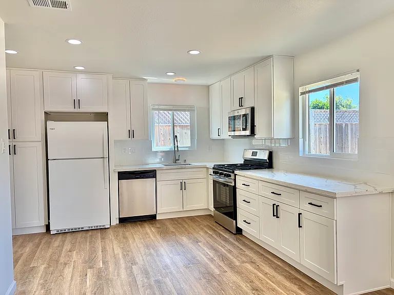 1481 Balboa St — Photo 4
