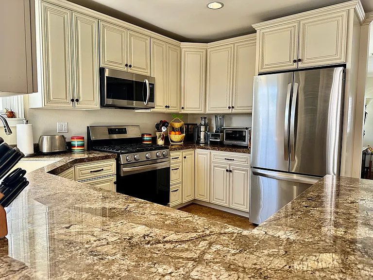 2048 N Screenland Dr — Photo 9
