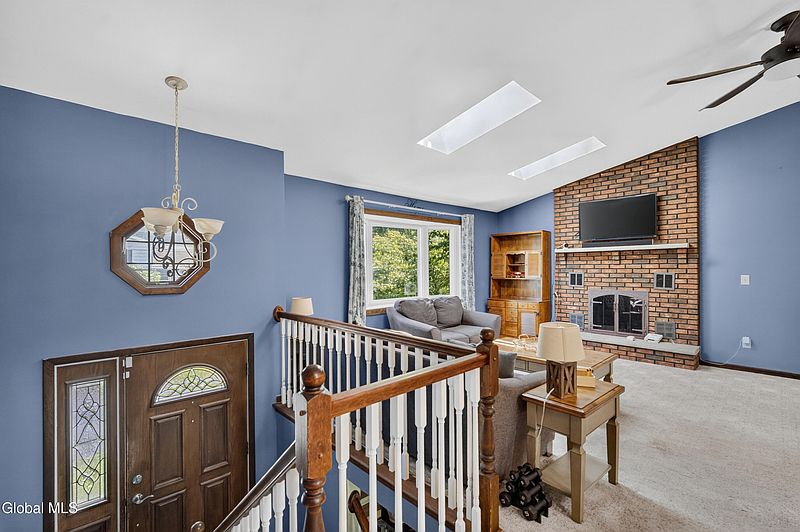 4th image of 35 Hillcrest Avenue