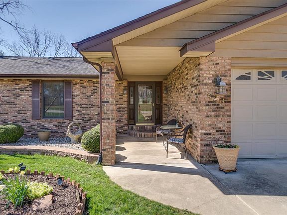 5th image of 820 S Suncrest Dr