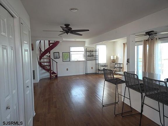 3rd image of 330 Dock Rd
