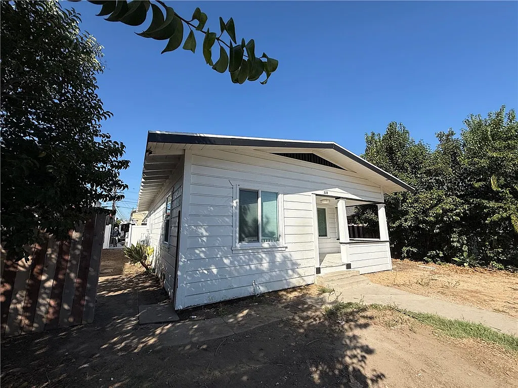 2 bed, 828 sqft, $3,200 — Photo 2