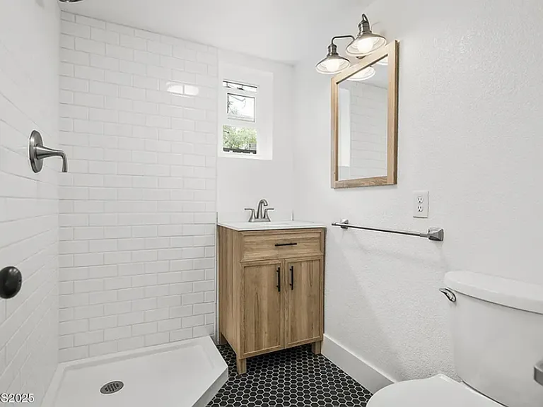 1037 1/2 Litch Ct — Photo 14