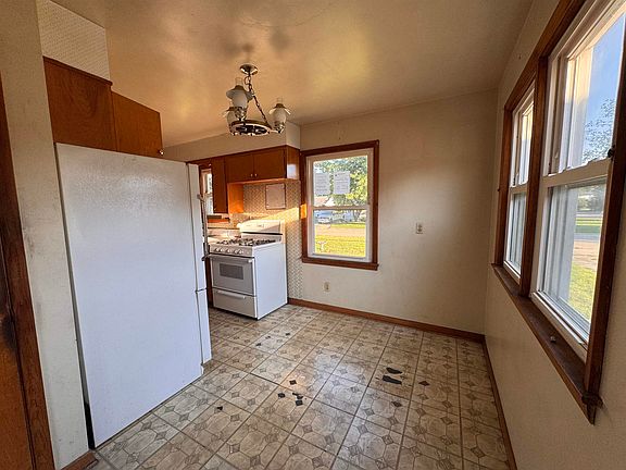 4th image of 203 E 2nd St