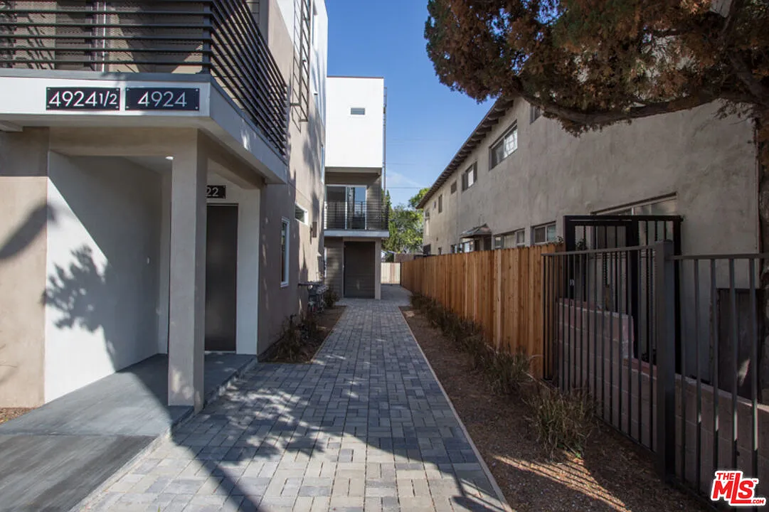 3 bed, 3.0 bath, 1575 sqft, $4,399 — Photo 4
