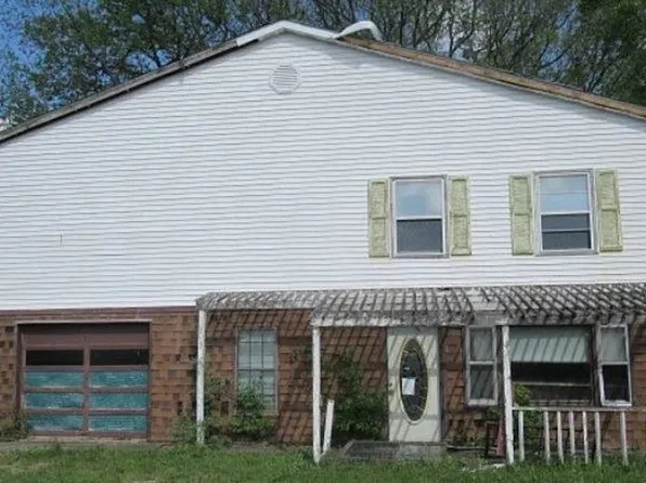 8800 Wagon Trail Rd, Clinton, IL 61727