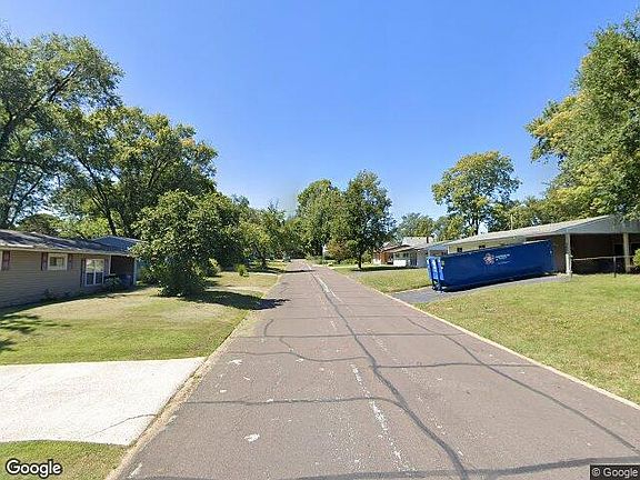 Exterior Neighborhood (street photo)