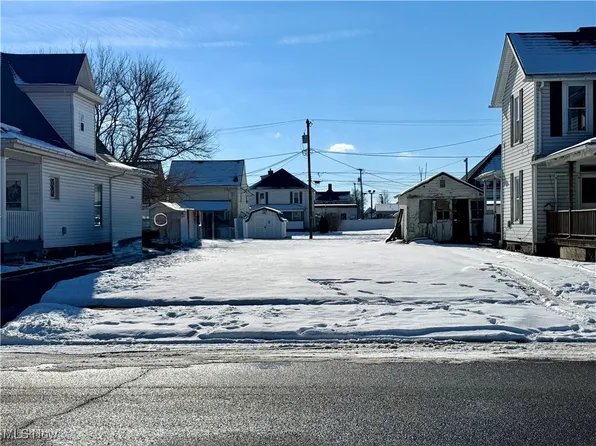 1115 Orchard St, Coshocton, OH 43812