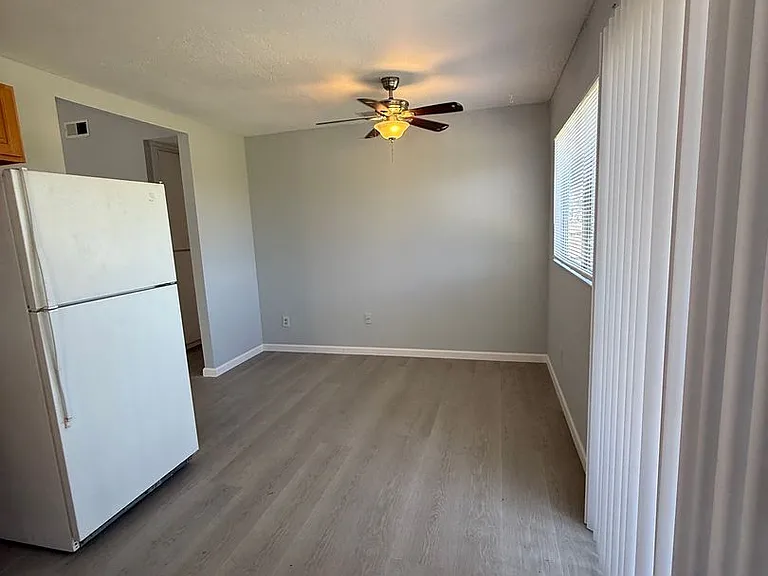 322 Pecan St — Photo 13