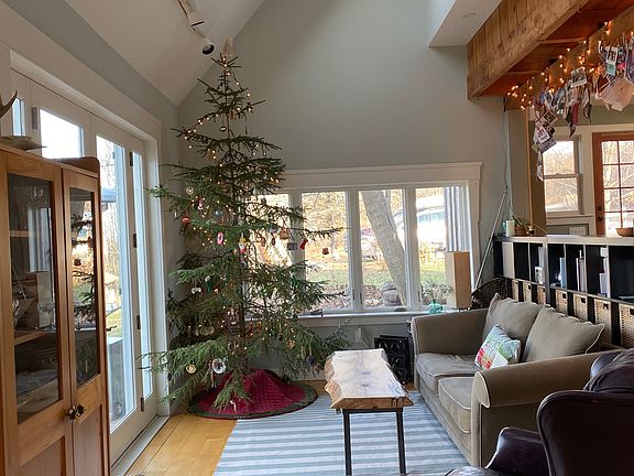 vaulted ceilings in the living room