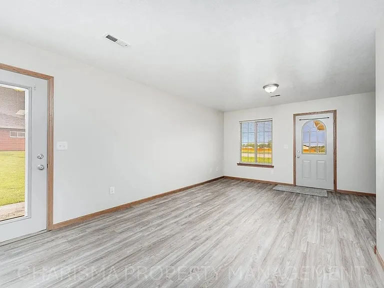350 S 6th St — Photo 9