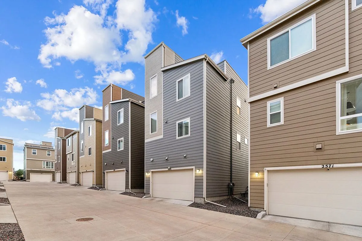 3 bed, 2071 sqft, $3,200 — Photo 2