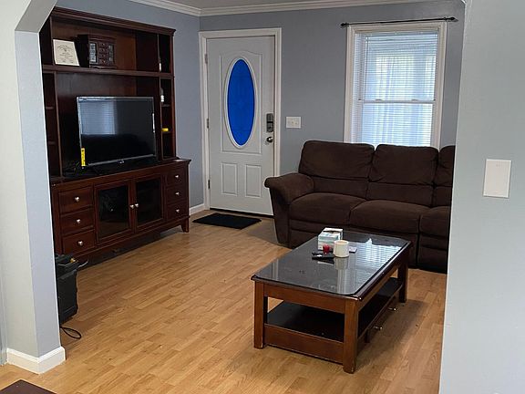 3rd image of 222 Emmett Ave