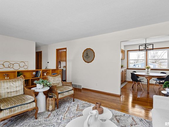 4th image of 3217 Kenwood Ave