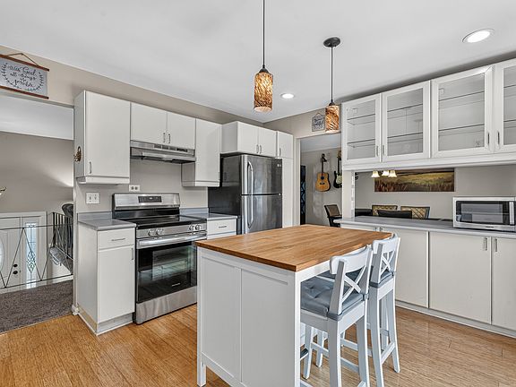 3rd image of 4 Devon Ct