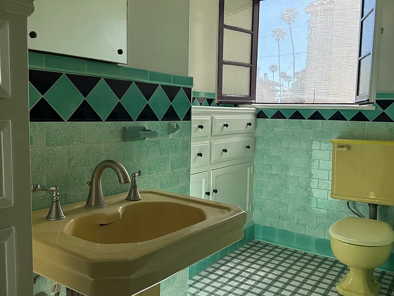 219 Quincy Ave — Photo 2