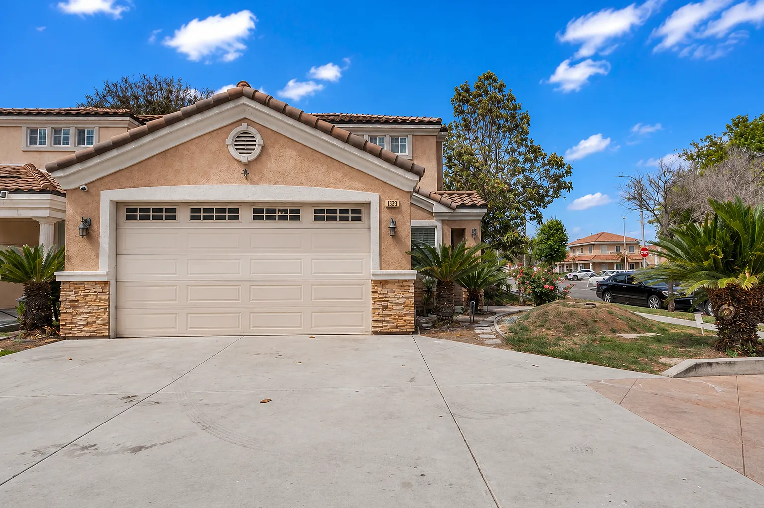 3 bed, 2220 sqft, $3,900 — Photo 2