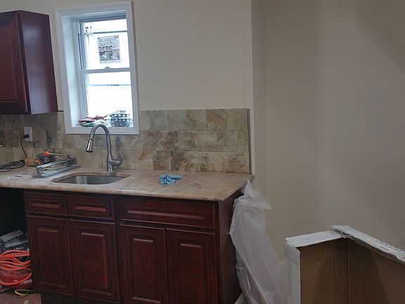 3rd image of 11040 168th St