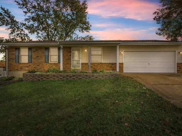2404 Medford Dr, High Ridge, MO 63049