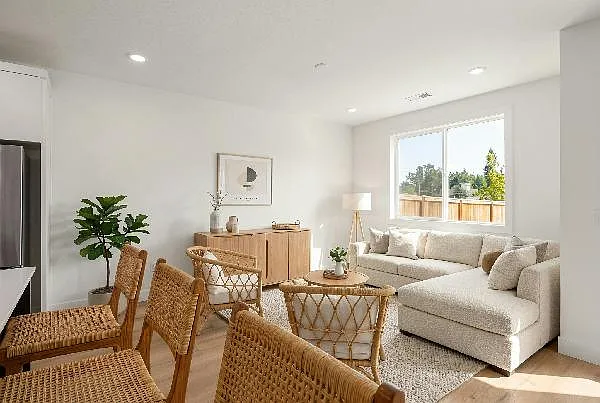 3 bed, 2.5 bath, 1816 sqft, $3,100 — Photo 2