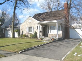 31 Magnolia Drive, NEW HYDE PARK, NY 11040