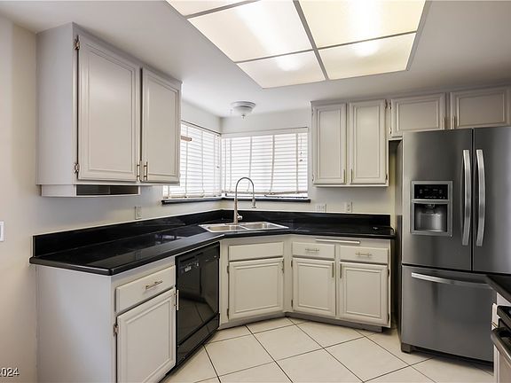 4th image of 1861 Canterbury Dr