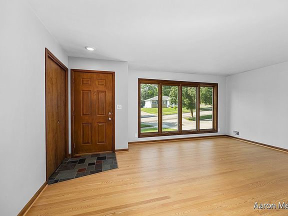 3rd image of 1437 10th St NW