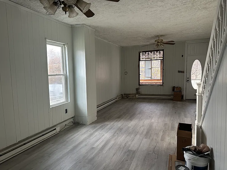 302 W Snyder Ave — Photo 2
