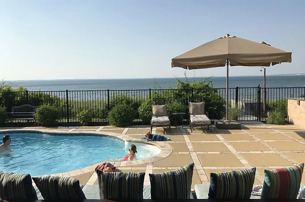 Charming Waterfront Home with Pool Overlooking the Bay — Photo 2