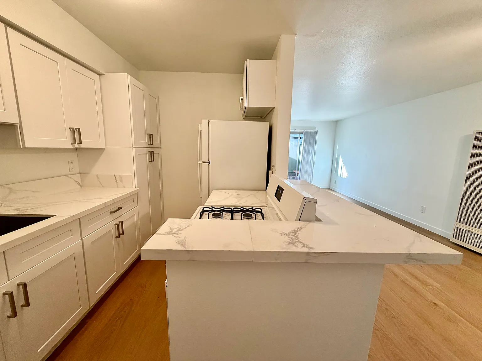 2 bed, 1000 sqft, $2,790 — Photo 2