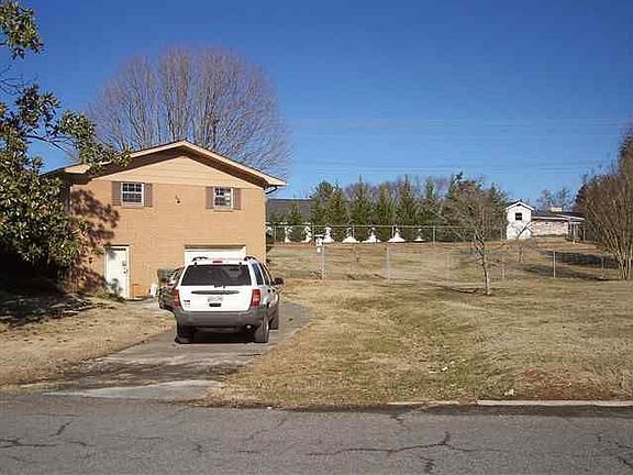 4th image of 2335 Holston Dr
