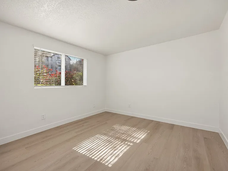 Wellington Place Apartments — Photo 39