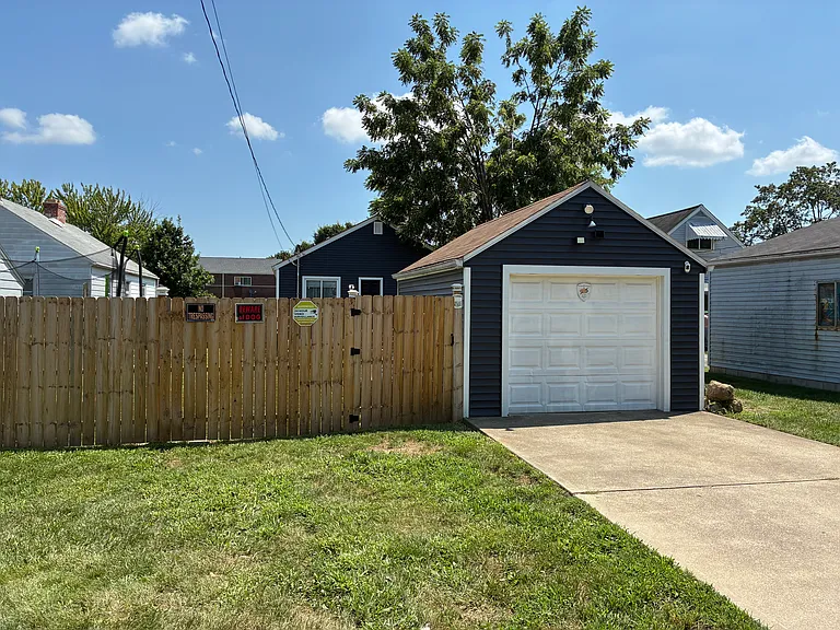 891 S Harris Ave — Photo 3