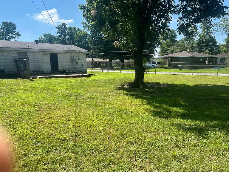 813 Sorrells Dr — Photo 17