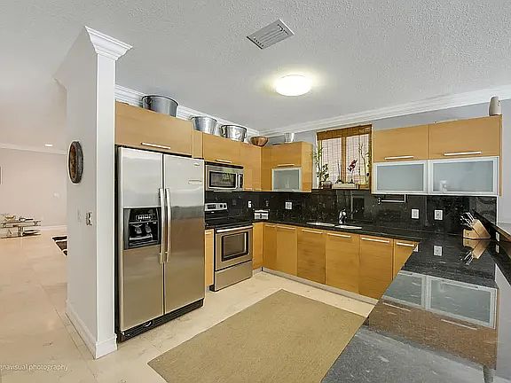 4th image of 3152 Indiana St