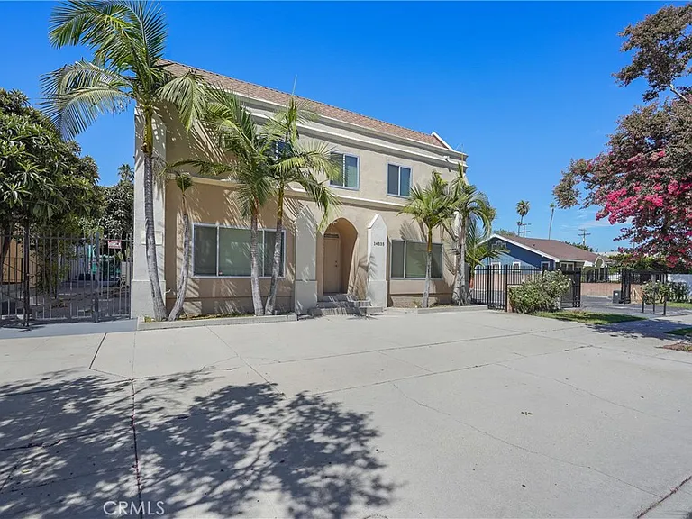 14335 Hamlin St — Photo 3