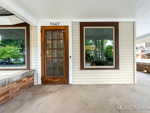 4th image of 1047 Fremont Ave NW