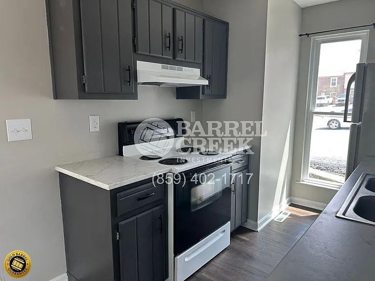 130 Ewing Ave — Photo 2
