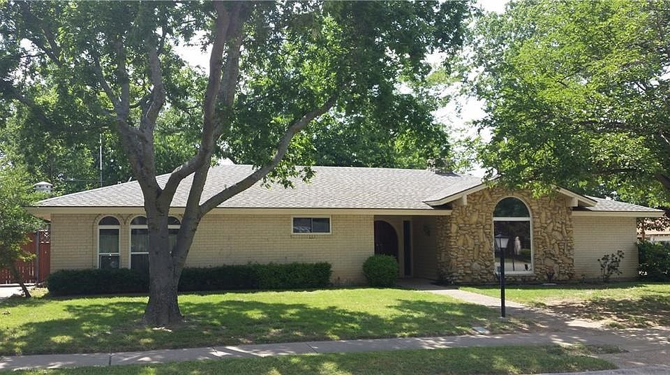 Exterior Front With Stone Front C-Shaped Window